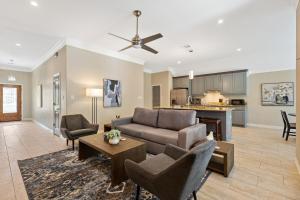 una sala de estar con un sofá y una mesa en Lulu Living, en Fort Worth