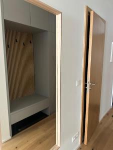 扬斯凯拉兹涅Apartmán Janské Lázně的壁橱里的大镜子