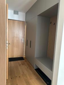 扬斯凯拉兹涅Apartmán Janské Lázně的一间空房间,配有衣柜和木门 更多15张照片