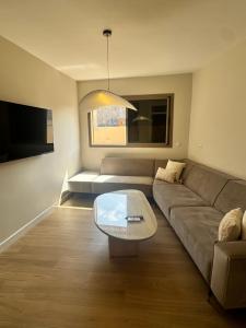 Uma área de estar em belle vue appartement al hoceima