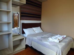 a bedroom with a bed with towels on it at Casa Hospedaje Teresita in Chachapoyas