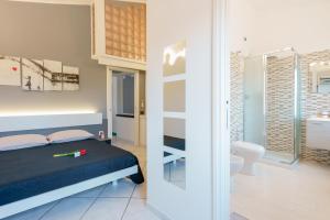 Un dormitorio con una cama y un baño. en Unplug, en Quartu SantʼElena