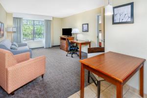 TV a/nebo společenská místnost v ubytování Homewood Suites by Hilton Denver - Littleton