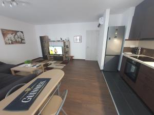 Kuhinja ili čajna kuhinja u objektu Park West Apartment - Free Parking