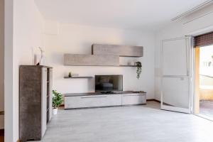 ファーノにあるItalian Experience-Fano Suite Apartmentの暖炉とテレビのあるリビングルーム