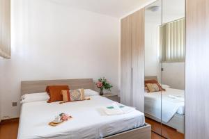ファーノにあるItalian Experience-Fano Suite Apartmentのベッド2台と鏡のある寝室