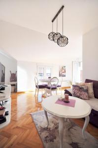 a living room with a table and a couch at Apartman Provansa in Vrnjačka Banja