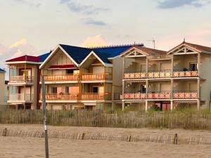a building on the beach next to the sand at Confort 2 pièces pour 4 pers, Châtelaillon-Plage, parking - FR-1-706-4 in Châtelaillon-Plage