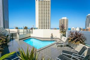 una piscina en la azotea de un edificio en BreakFree Cosmopolitan, en Gold Coast