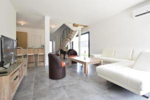 a living room with a couch and a table at La Villa Caennaise II in Grentheville