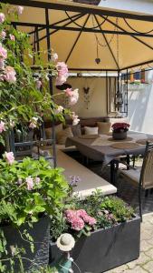 PöttelsdorfCharmantes Cottage Appartement的户外庭院设有桌椅和鲜花 更多6张照片