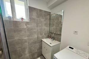 Un baño con ducha, lavabo e inodoro. en Séjour magique proche aéroport CDG Astérix Disney et Paris Maison toutes commodités, terrasse, WIFI, CLIM, lave vaisselle, en Saint-Mard 22 fotos más