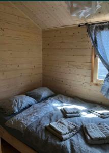 een slaapkamer met een bed in een blokhut bij Domki Gajewo 2 in Gajewo