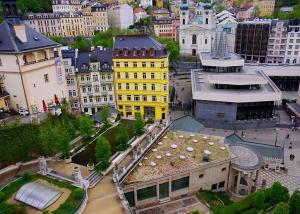 Nespecifikovaný výhled na destinaci Karlovy Vary nebo výhled na město při pohledu z hotelu