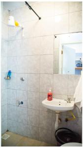 Ένα μπάνιο στο Anne's Luxurious Thindigua Apartment