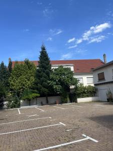 福尔巴克AppartHôtel Elite Forbach Centre的建筑物前的停车场 更多58张照片