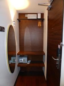 Una habitación con un espejo, una puerta y un lavabo. en Melange Boutique Hotel Bukit Bintang, en Kuala Lumpur