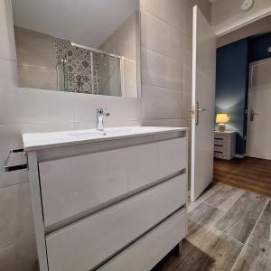 a white bathroom with a sink and a mirror at Casa Buenavista Vut in Revenga