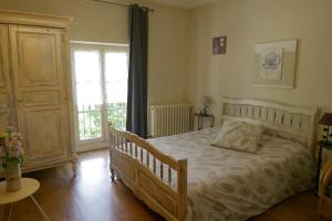 Ένα ή περισσότερα κρεβάτια σε δωμάτιο στο Chambres d'hôtes dans une maison de caractère