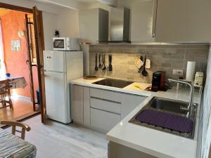 A kitchen or kitchenette at Porto Coda Cavallo Salina Bamba