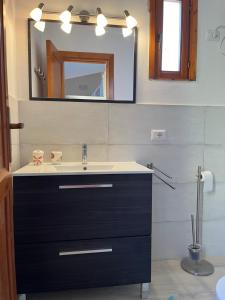 A bathroom at Porto Coda Cavallo Salina Bamba