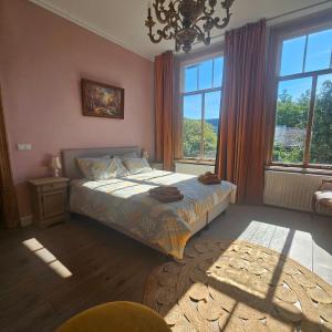 a bedroom with a bed and a large window at Appartement B&B Boskoop in Boskoop