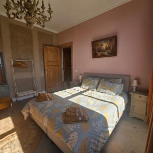 a bedroom with a bed with two towels on it at Appartement B&B Boskoop in Boskoop