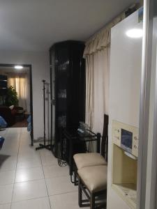 ein Wohnzimmer mit einem Tisch und einem Stuhl in der Unterkunft la casa de los amigos in Arequipa + 24 Fotos