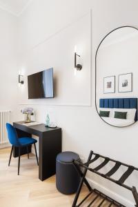 a room with a desk and a mirror and a chair at Belli Boutique Guest House in Rome