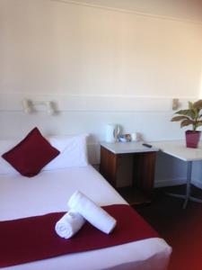 Una cama o camas en una habitación de Hotel Beach House Nambour