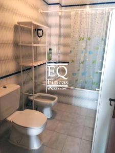 un baño con inodoro y ducha en Punta house, en Punta Umbría