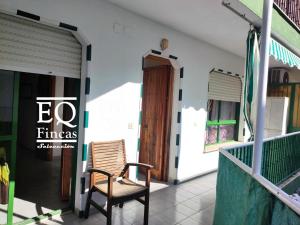 una silla en el porche de una casa en Punta house, en Punta Umbría 6 fotos más