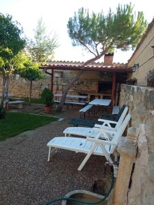 a group of chairs and a picnic table in a yard at Casa Rural Valle del Duero in Langa de Duero