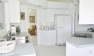 Η κουζίνα ή μικρή κουζίνα στο Stunning Intercoastal Waterfront Private Pool Foosball Table Tennis by Vacation Your Way +23 φωτογραφίες