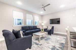 un soggiorno con due divani e una TV di Magnolia District Modernism a Fort Worth