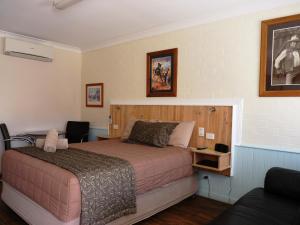 Кровать или кровати в номере Winchester Motel