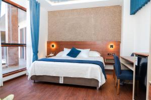 a bedroom with a bed and a desk and a bed sidx sidx sidx at Hotel Terra by Refugio Ecológico in Arequipa