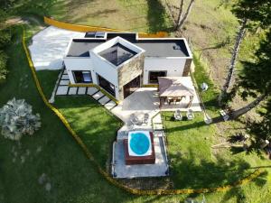 an aerial view of a house with a swimming pool at Casa Bella Guatapé acceso directo a la represa in Guatapé +16 photos