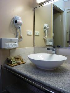 Kylpyhuone majoituspaikassa Winchester Motel