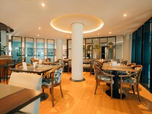 a dining room with wooden tables and chairs at Hotel Serrano in Campina Grande