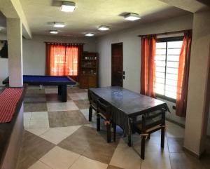 a living room with a ping pong table and a ping pong table at Hermosa casa en dos plantas cerca del centro y de la playa in Valeria del Mar