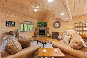 Χώρος καθιστικού στο Firefly Cabin - Hot Tub Firepit Pet Friendly