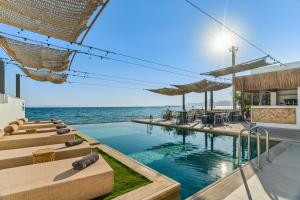 a swimming pool with a view of the ocean at NOIMA Casa Unico in Megalochori