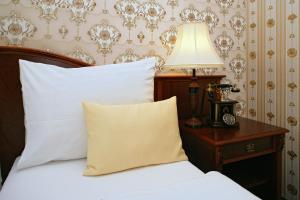 Ένα ή περισσότερα κρεβάτια σε δωμάτιο στο Hotel MERTIN