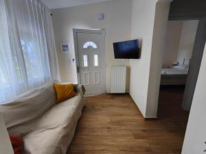 Μια τηλεόραση ή/και κέντρο ψυχαγωγίας στο Asmini Beach Apartments #2