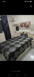 een slaapkamer met een bed met een dekbed erop bij Bungalow Playa Flamenca in Orihuela