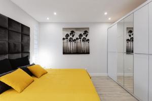 Ένα ή περισσότερα κρεβάτια σε δωμάτιο στο THE ONE - Luxury Stylish Apartment with Sea View ! +48 φωτογραφίες