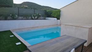 a swimming pool in the backyard of a house at villa calme au milieu des vignes avec piscine 2 chambres in Péret +2 photos
