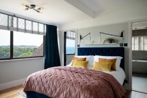 Postel nebo postele na pokoji v ubytování The Spinney - Spectacular views over the bay and close to beach with parking + 49 fotografií