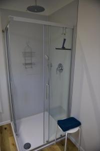 a shower with a blue stool in a bathroom at Ferienhaus in Duisburg für bis zu 9 Personen - Arbeiten im Ruhrgebiet in Duisburg +12 photos